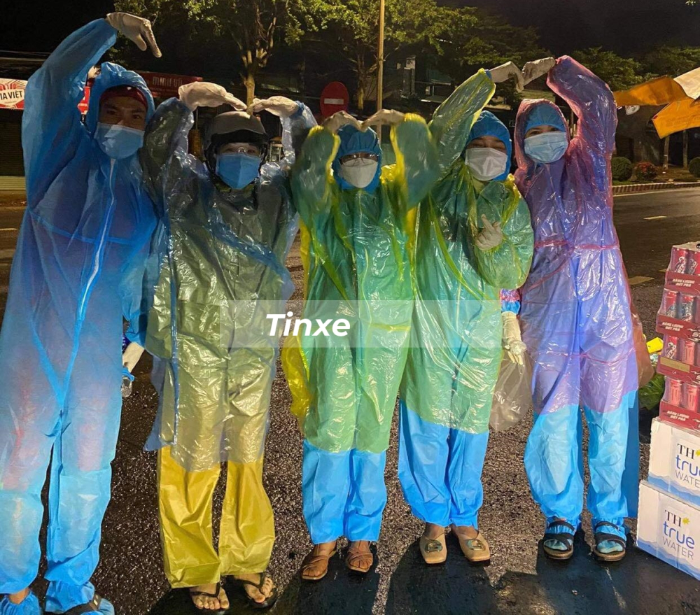 Nhóm bạn trẻ cho biết sẽ tiếp tục đồng hành việc phát quà cho người đi đường