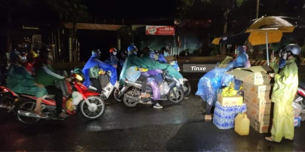 Trao những phần quà, đồ ăn cho người đi đường, xe nào có trẻ em được tặng thêm sữa