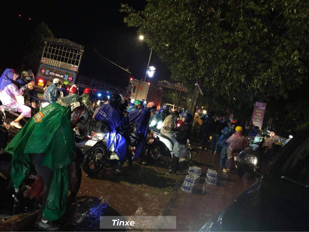 Dù trời mưa nhưng 2 chữ đồng bào đã khiến nhóm thiện nguyện vẫn quyết tâm thực hiện công việc của mình
