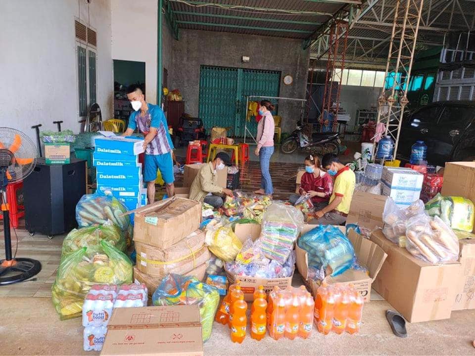 Những phần quà được tập kết trước khi được mang đi trao cho người dân đi đường xa