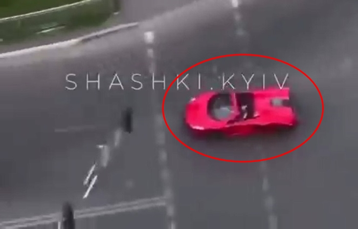 Chiếc siêu xe mui trần McLaren 650S Spider mở mui khi di chuyển trên đường