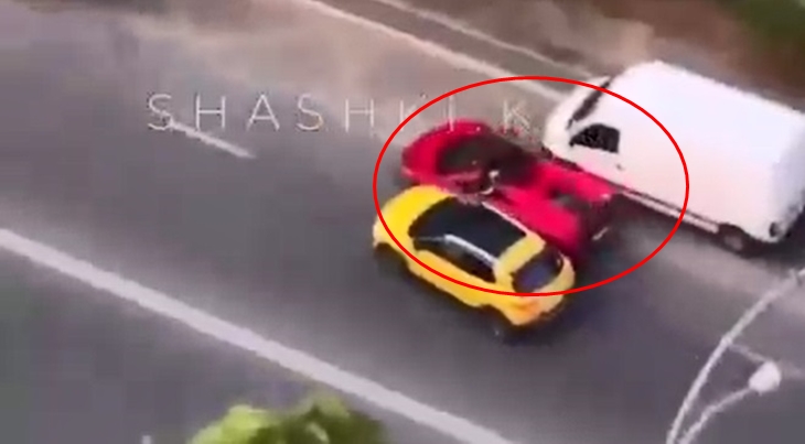 Tuy nhiên người lái chiếc xe McLaren 650S Spider lại gây ra một vụ tai nạn với 2 xe khác