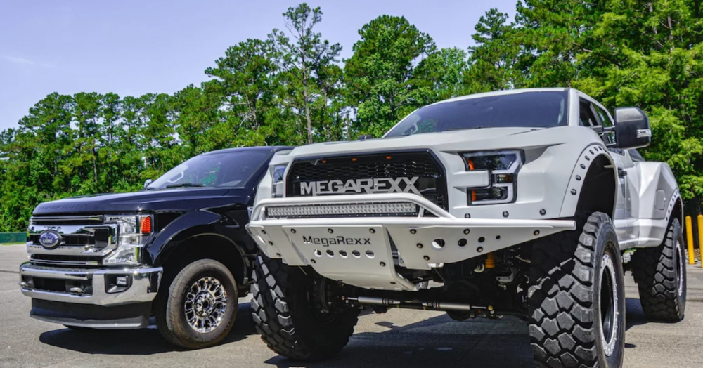 MegaRexx F-250 MegaRaptor bên cạnh F-250 Super Duty