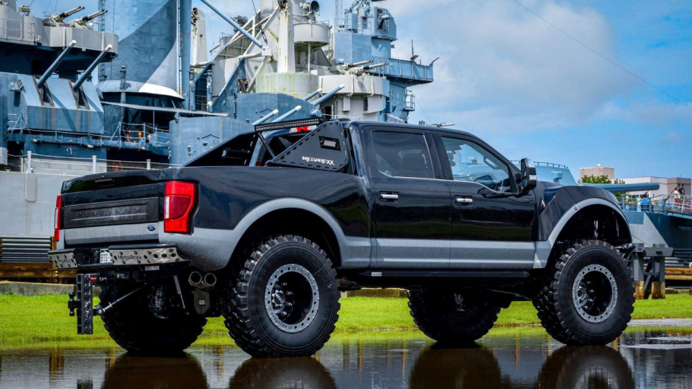 Phía sườn của MegaRexx F-250 MegaRaptor