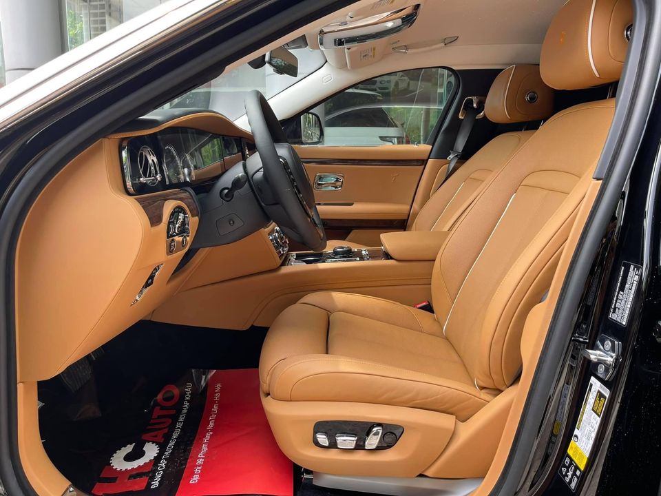 Khoang lái xe Rolls-Royce Ghost thế hệ thứ 2 đầu tiên về Việt Nam
