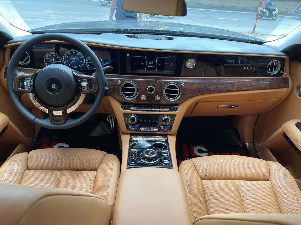 Rolls-Royce Ghost 2021 có bảng táp lô trước mặt ghế phụ với chi tiết llluminated Fascian rất ấn tượng