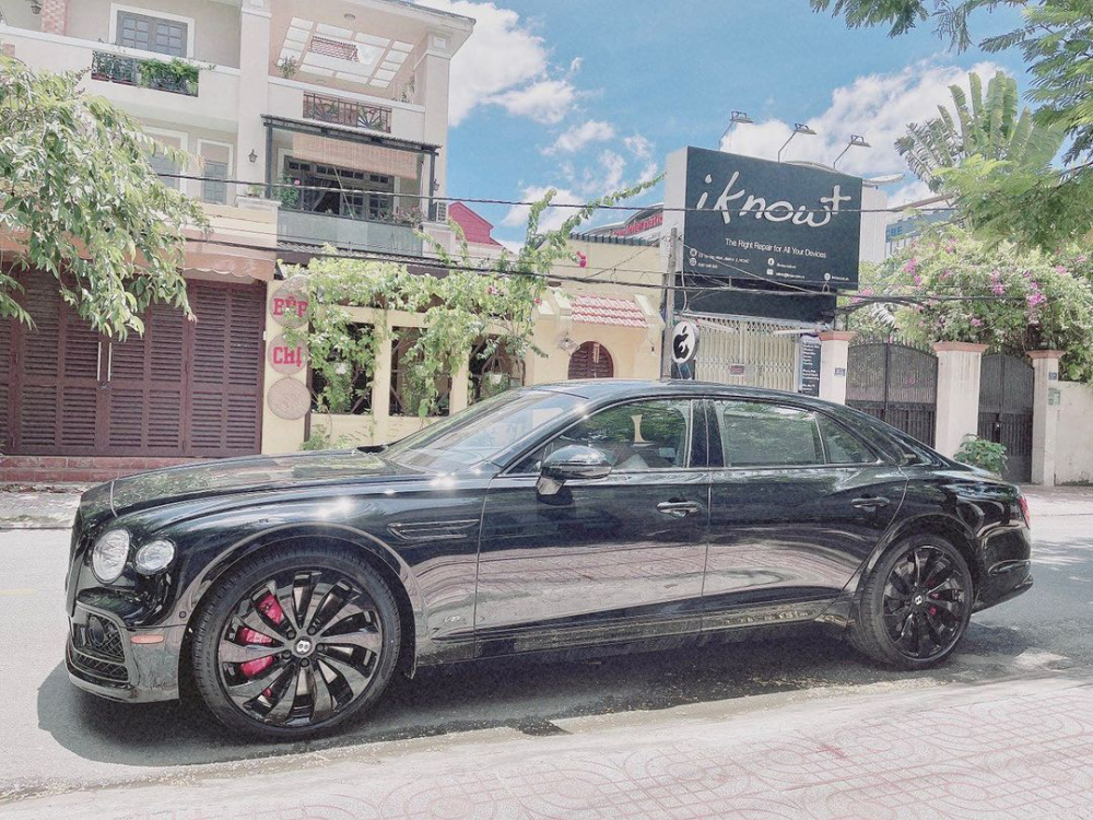 Cậu thích thú khám phá Bentley Flying Spur V8 First Edition của bố mới nhận bàn giao Cậu thích thú khám phá Bentley Flying Spur V8 First Edition của bố mới nhận bàn giao