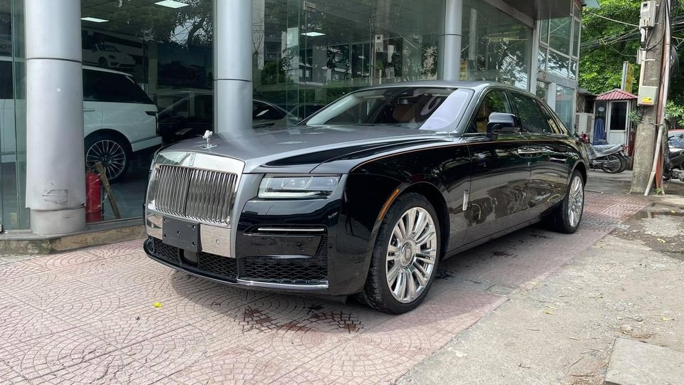 Rolls-Royce Ghost thế hệ thứ 2 có những thay đổi ở ngoại hình rất dễ nhận ra, đầu tiên đèn pha được thiết kế lại