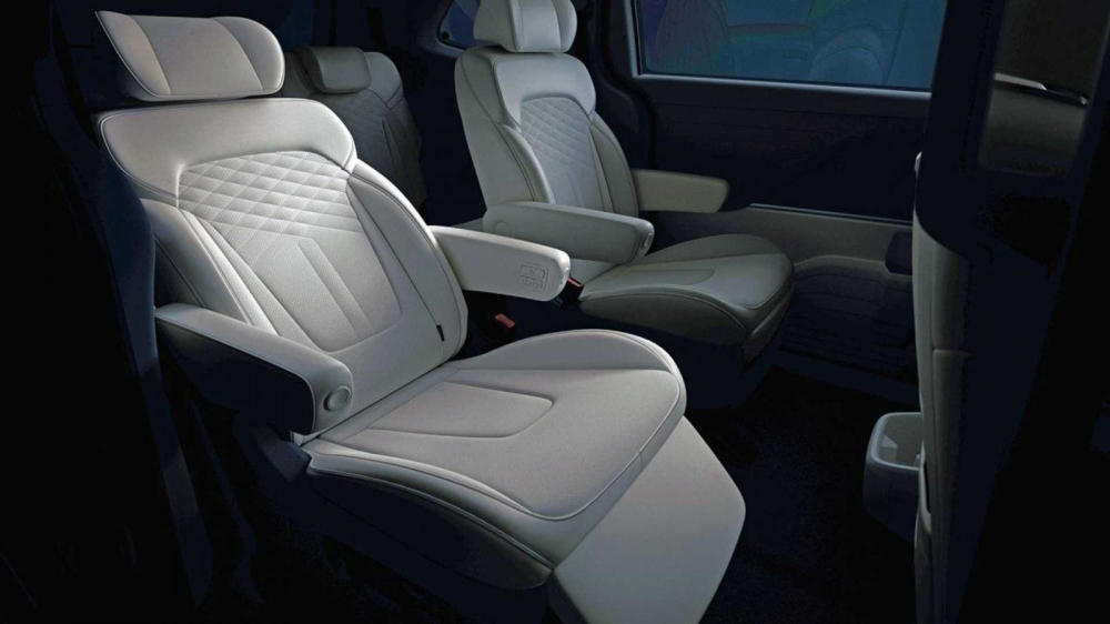 2 ghế thương gia ở h&agrave;ng ghế giữa của Hyundai Custo 2021