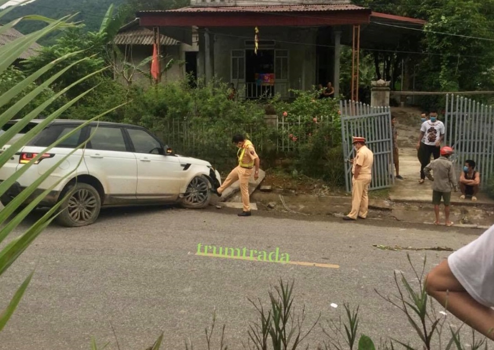 Lực lượng chức năng huyện Văn Chấn có mặt tại hiện trường vụ tai nạn Lực lượng chức năng huyện Văn Chấn có mặt tại hiện trường vụ tai nạn
