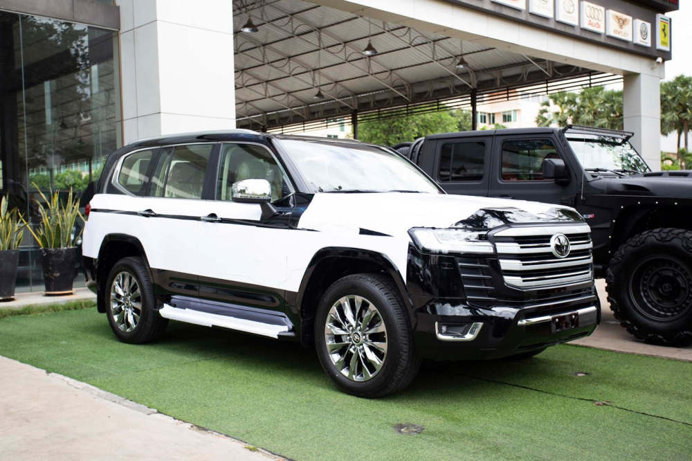 Hiện chiếc xe Toyota Land Cruiser 2022 đã về công ty nhập khẩu tư nhân để cho khách đặt mua