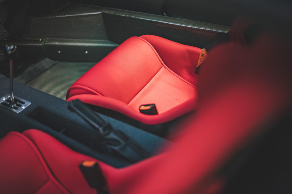 Ghế màu đỏ nổi bật của chiếc Ferrari F40 Ghế màu đỏ nổi bật của chiếc Ferrari F40