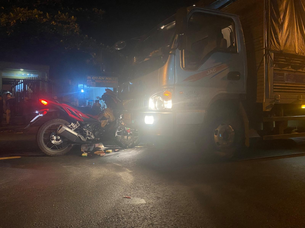 Vụ tai nạn khiến 2 phương tiện hư hỏng, người điều khiển xe máy bị thương Vụ tai nạn khiến 2 phương tiện hư hỏng, người điều khiển xe máy bị thương