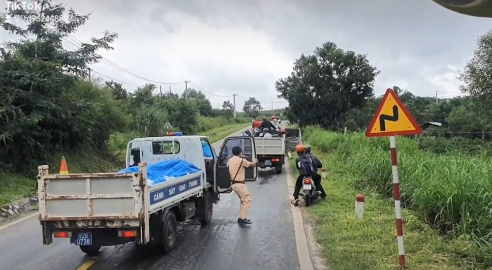 2 CSGT đã nhanh chóng mở cửa, chạy ngay đến hiện trường vụ va chạm để xử lý 2 CSGT đã nhanh chóng mở cửa, chạy ngay đến hiện trường vụ va chạm để xử lý