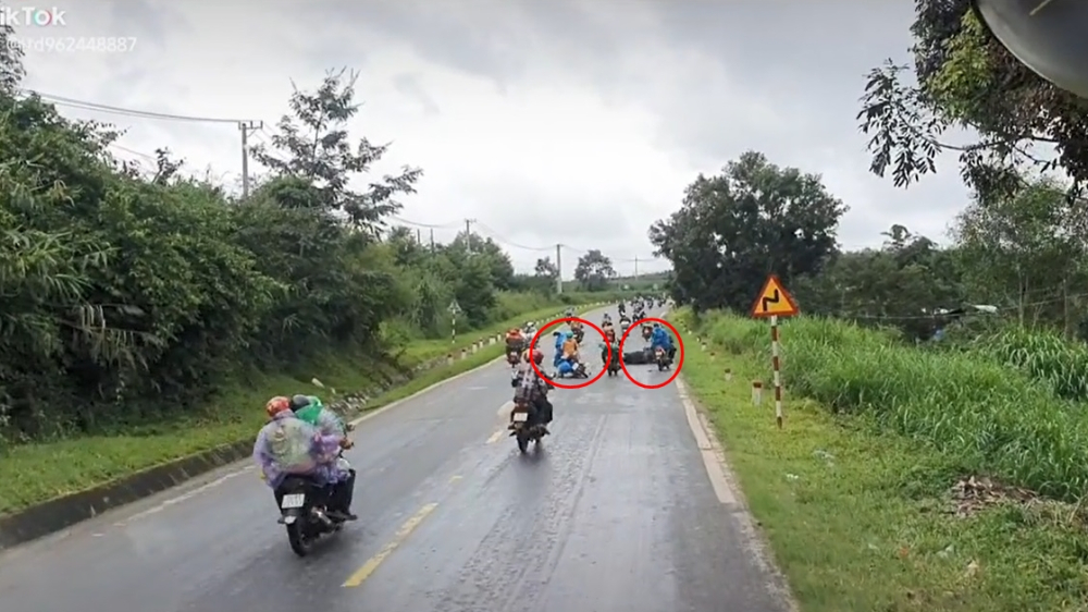 2 xe máy trong đoàn xe về quê tránh dịch bất ngờ xảy ra va chạm trên đường 2 xe máy trong đoàn xe về quê tránh dịch bất ngờ xảy ra va chạm trên đường