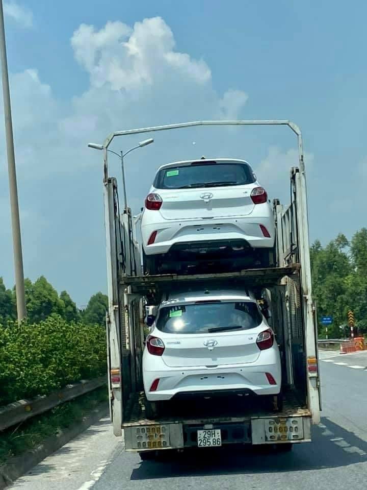 Hyundai Grand i10 2021 bị bắt gặp trên một xe chuyên chở mang biển số Hà Nội.
