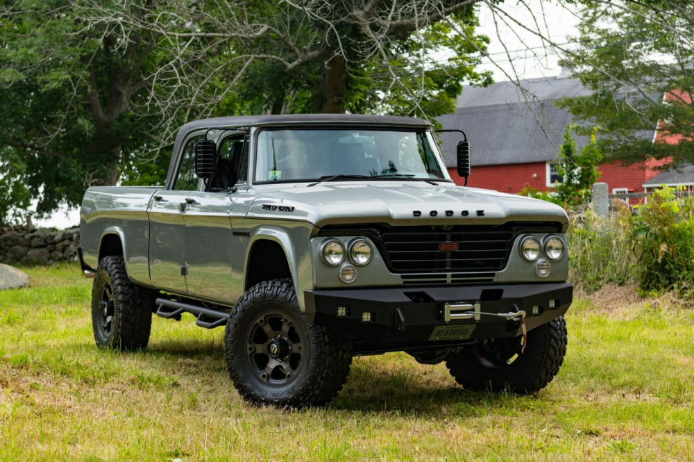 Ph&iacute;a trước của chiếc Dodge W200 Power Wagon 1964 phục chế