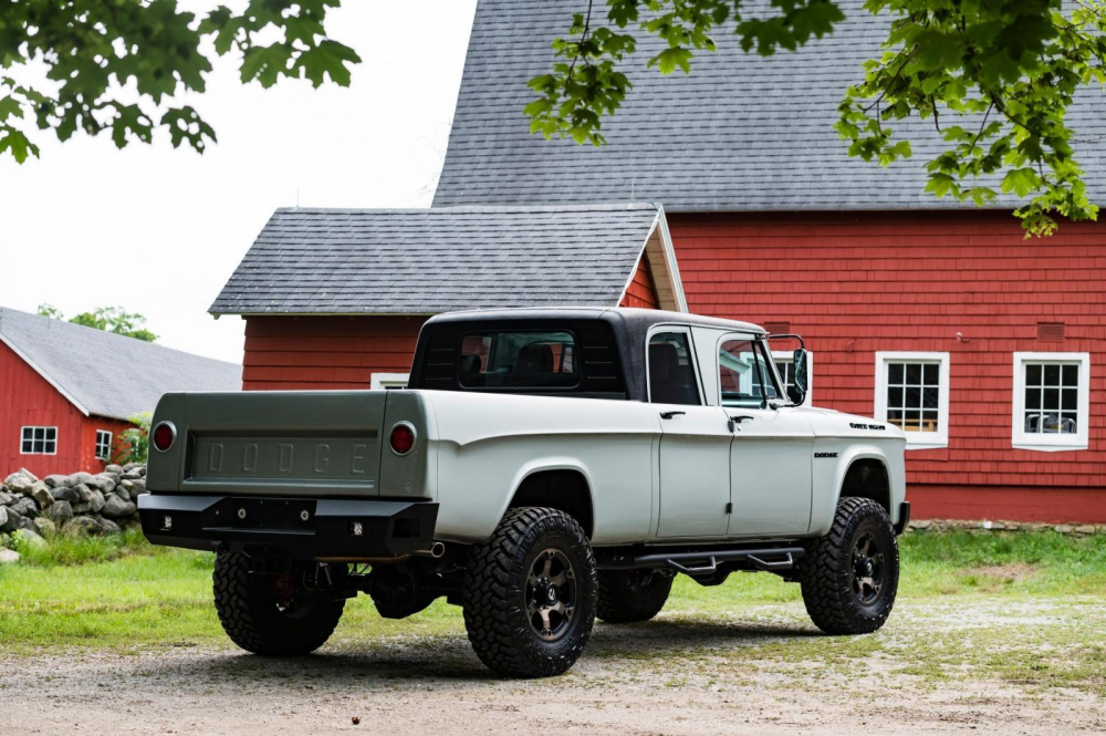 Ph&iacute;a sau của chiếc Dodge W200 Power Wagon 1964 phục chế