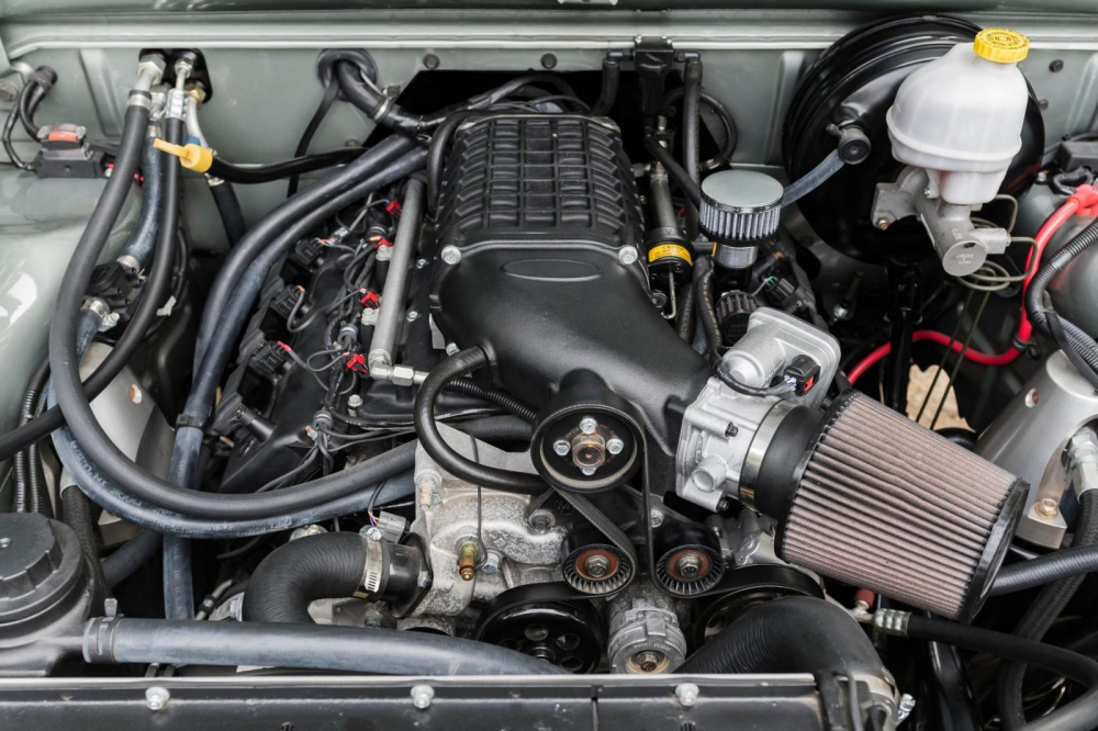 Động cơ của chiếc Dodge W200 Power Wagon 1964 phục chế