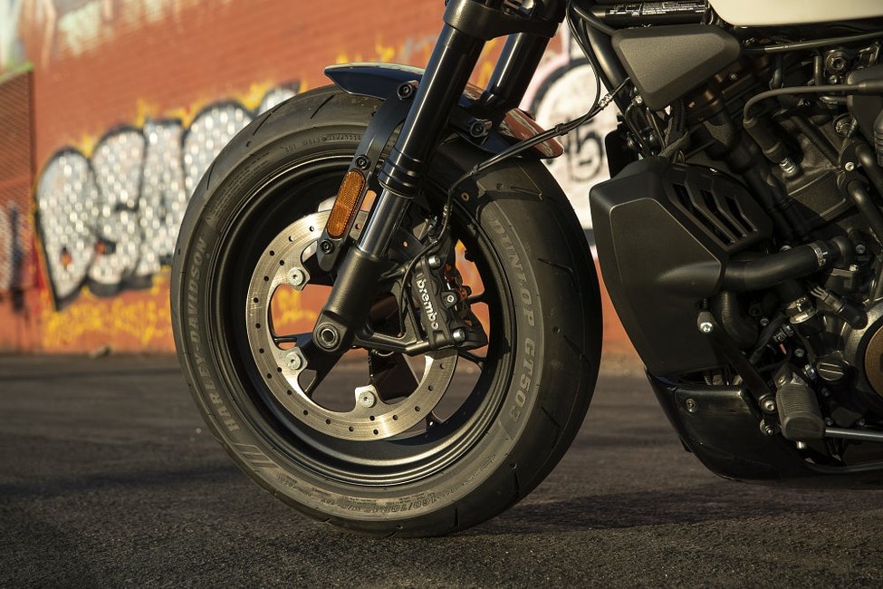 Phuộc ngược Showa, phanh đĩa, cùm Brembo và vành lốp lớn trên Sportster S 2021 Phuộc ngược Showa, phanh đĩa, cùm Brembo và vành lốp lớn trên Sportster S 2021