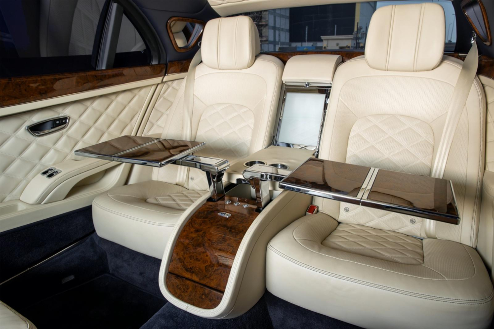 Ghế của Bentley Mulsanne Grand Limousine đi kèm bàn làm việc
