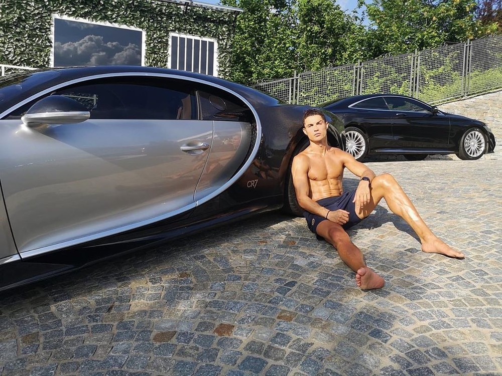 Cristiano Ronaldo b&ecirc;n cạnh Bugatti Chiron c&oacute; gi&aacute; 2,6 triệu đ&ocirc; la v&agrave; sản xuất 500 xe tr&ecirc;n to&agrave;n thế giới