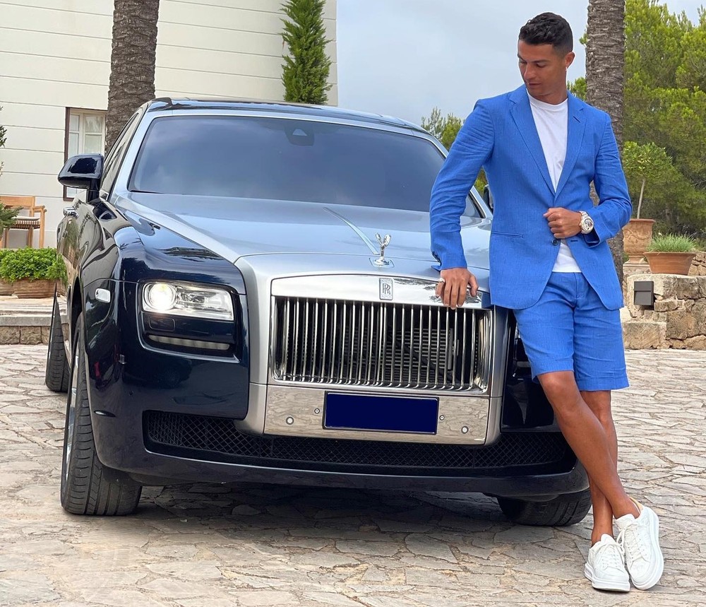 V&agrave;o th&aacute;ng 7, Cristiano Ronaldo chia sẻ ảnh chụp c&ugrave;ng Rolls-Royce Ghost với m&agrave;u xanh t&iacute;m than