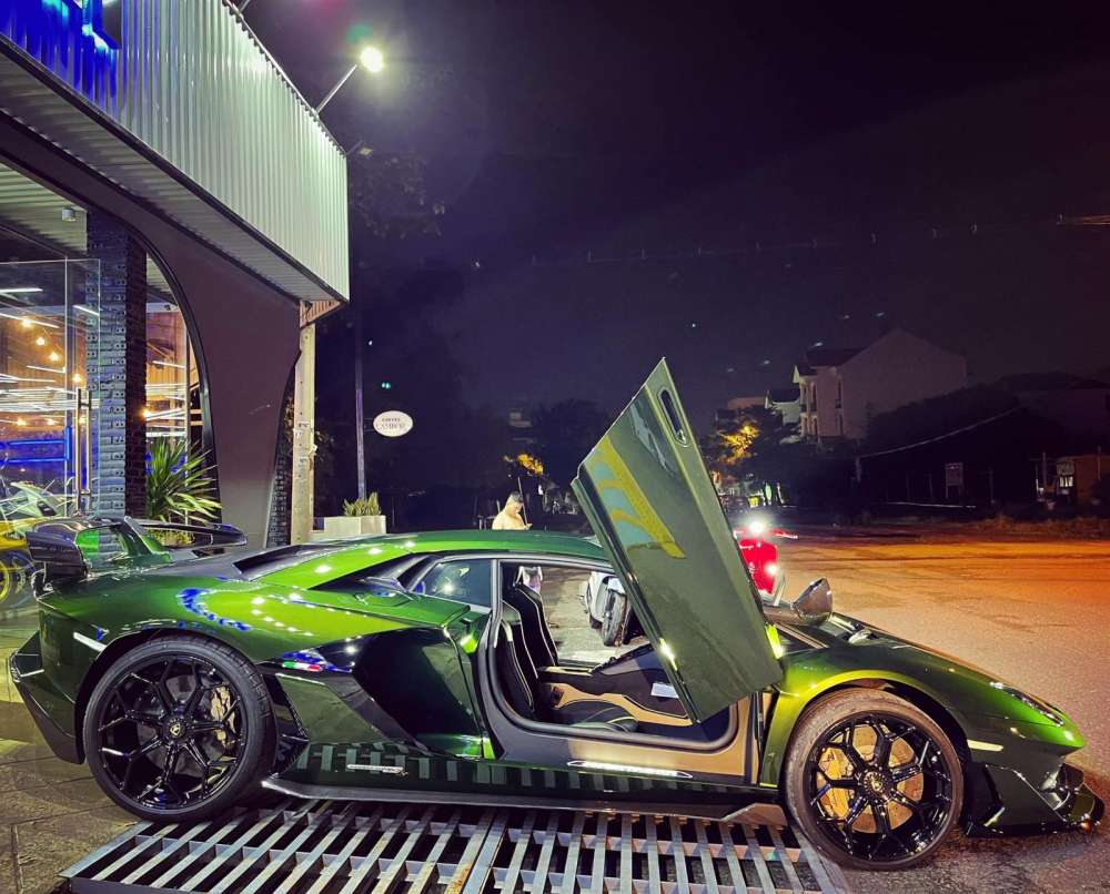 Ngoài màu sơn độc, chiếc xe Lamborghini Aventador SVJ này còn có nhiều chi tiết carbon Ngoài màu sơn độc, chiếc xe Lamborghini Aventador SVJ này còn có nhiều chi tiết carbon