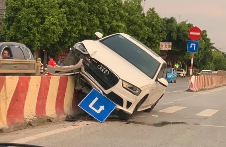 Hiện trường vụ tai nạn xe Audi xảy ra ở Ninh Bình vào tối qua