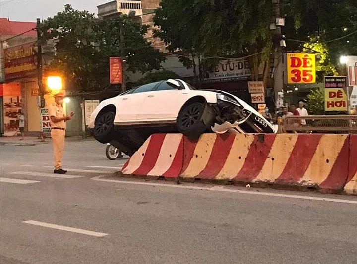 Vụ tai nạn làm chiếc xe Audi hư hỏng nặng phần đầu xe