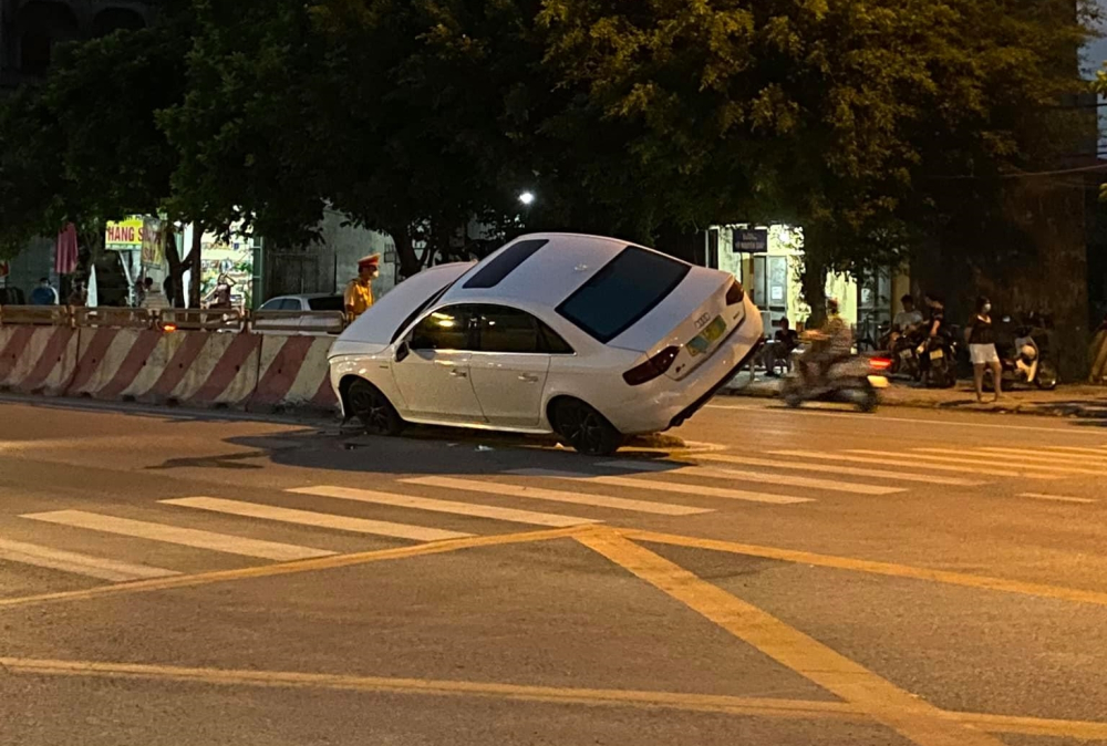 Nguyên nhân ban đầu được tiết lộ là do tránh người đi xe máy sang đường nên lái xe Audi bị mất kiểm soát, lao chiếc xe sang lên dải phân cách