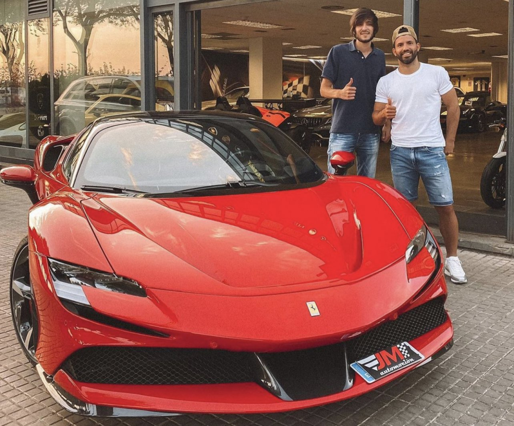 Để thuận tiện cho việc di chuyển, tiền đạo 32 tuổi này đã tậu về chiếc xe Ferrari SF90 Stradale của 1 công ty nhập khẩu xe khá có tiếng tại Tây Ban Nha