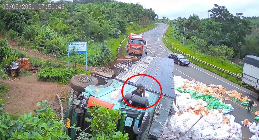 Tài xế trèo ra bên ngoài
