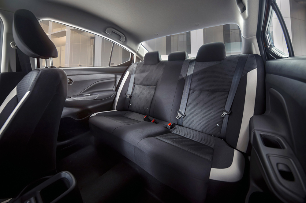 H&agrave;ng ghế thứ 2 rộng r&atilde;i nhất ph&acirc;n kh&uacute;c của Nissan Almera.