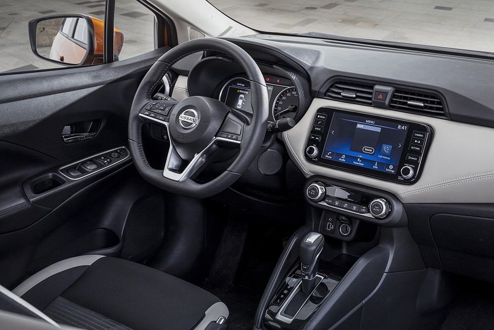 Khoang lái bên trong Nissan Almera 2021