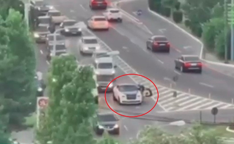Chiếc Rolls-Royce Wraith đứng im gần vòng xuyến vì hết xăng