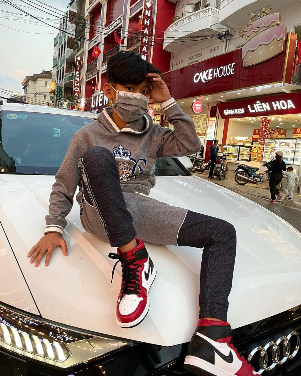 Con trai Lệ Quyên và chồng cũ Đức Huy diện Nike Jordan ngồi trên nắp capô của Audi Q8 có giá chính hãng 4,5 tỷ đồng Con trai Lệ Quyên và chồng cũ Đức Huy diện Nike Jordan ngồi trên nắp capô của Audi Q8 có giá chính hãng 4,5 tỷ đồng