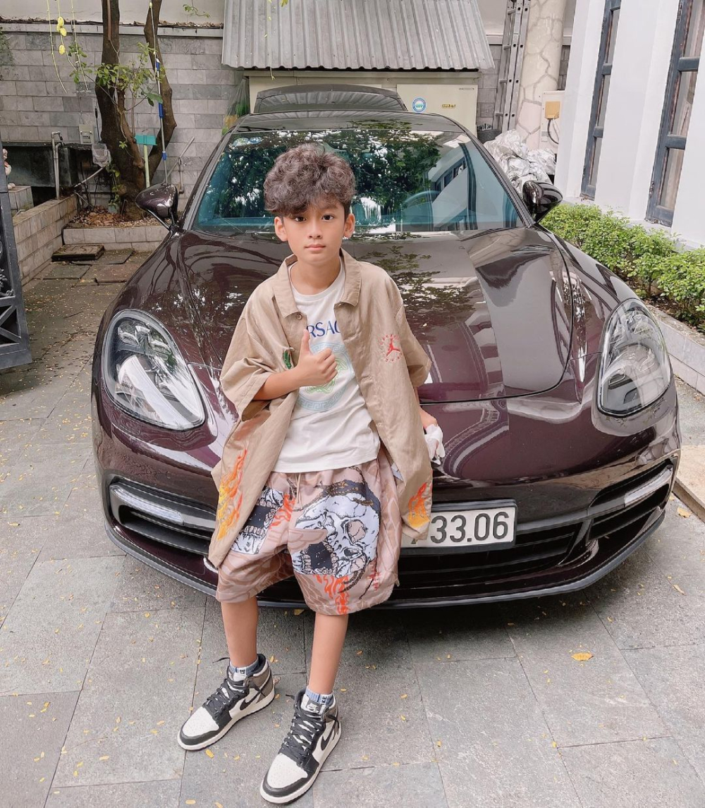 Kỳ Anh rất thích các đôi giày Nike Jordan, bức ảnh này chụp cùng Porsche Panamera Kỳ Anh rất thích các đôi giày Nike Jordan, bức ảnh này chụp cùng Porsche Panamera