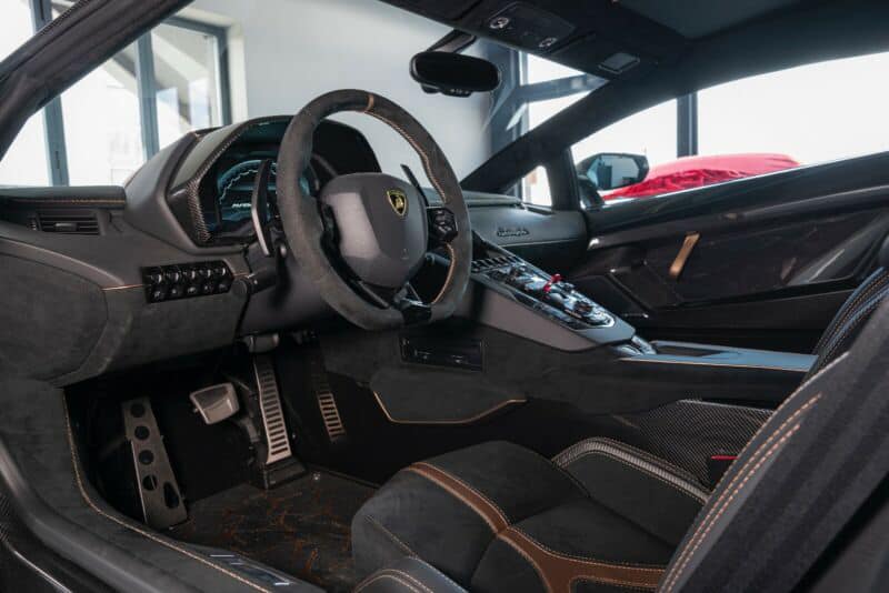 Lamborghini Aventador SVJ63 này có ghế ngồi bọc da màu đen cùng chỉ may và sọc chữ Y màu vàng hồng Lamborghini Aventador SVJ63 này có ghế ngồi bọc da màu đen cùng chỉ may và sọc chữ Y màu vàng hồng