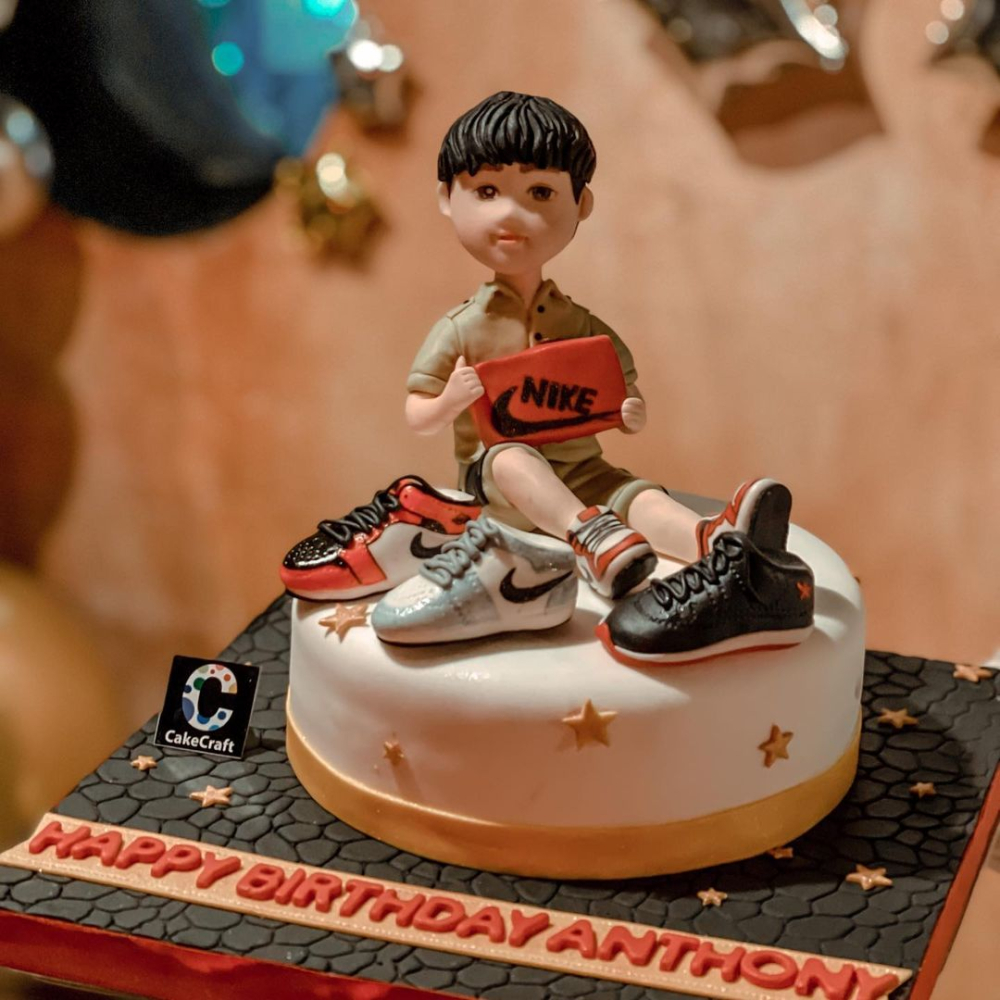 Bánh kem sinh nhật cũng thể hiện con trai của Lệ Quyên là 1 tin đồ của Nike Jordan Bánh kem sinh nhật cũng thể hiện con trai của Lệ Quyên là 1 tin đồ của Nike Jordan