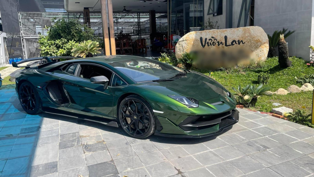 Sau nhiều tháng chờ đợi, cuối cùng đại gia lan đột biến Củ Chi cũng đã đón vợ mới Lamborghini Aventador SVJ về garage