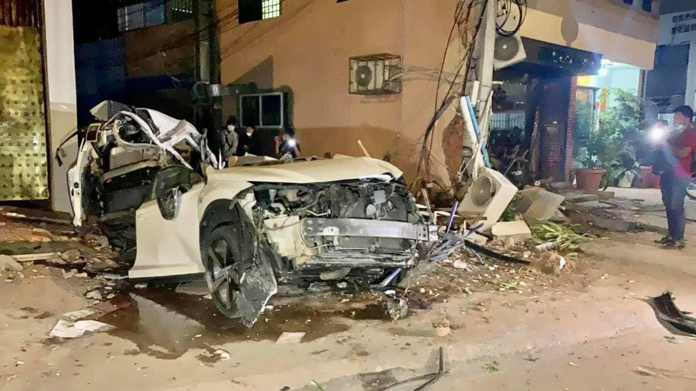 Hiện trường vụ tai nạn kinh hoàng khiến xe Lexus đứt làm đôi, tài xế tử vong ngay tại chỗ Hiện trường vụ tai nạn kinh hoàng khiến xe Lexus đứt làm đôi, tài xế tử vong ngay tại chỗ