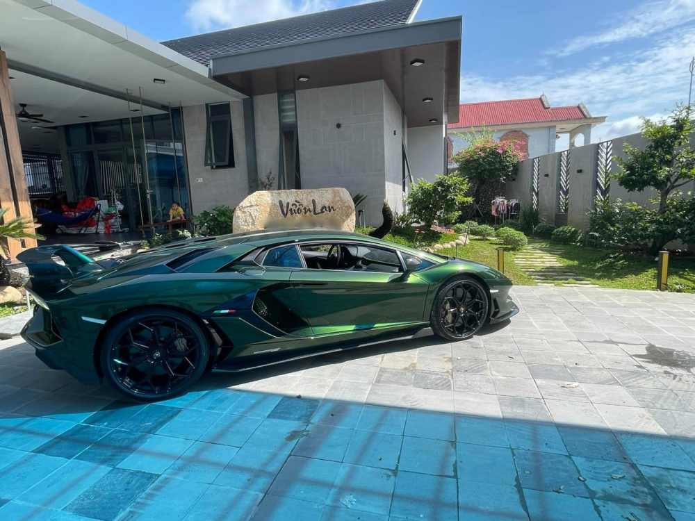 Đại gia lan đột biến Củ Chi lần đầu khoe ảnh Lamborghini Aventador SVJ màu độc về garage