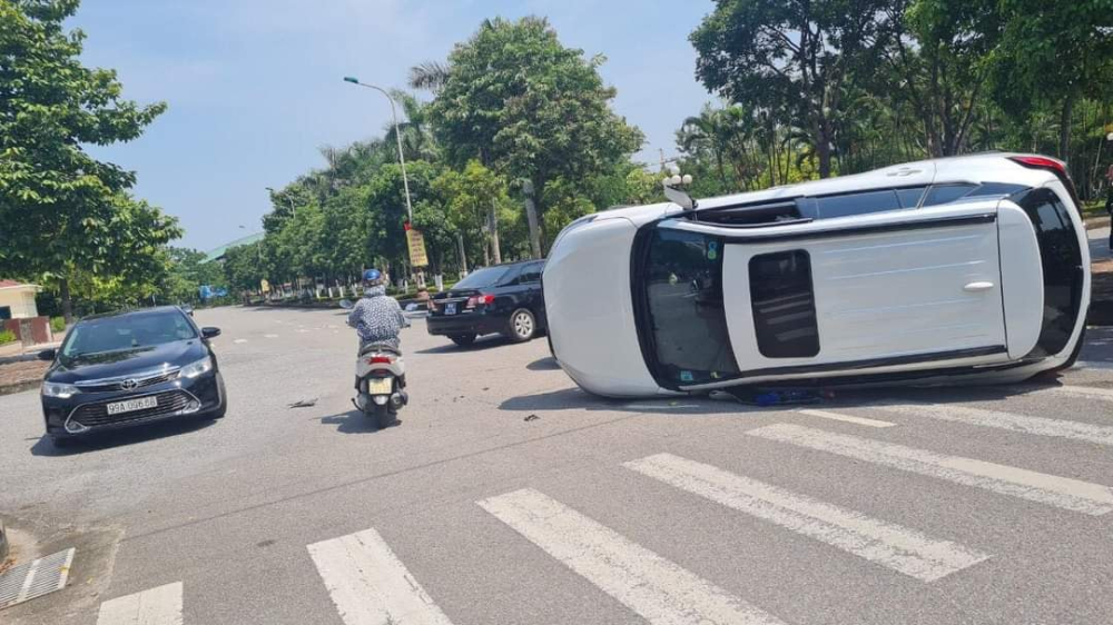 Chiếc xe Toyota Corolla Cross lật nghiêng bên đường Chiếc xe Toyota Corolla Cross lật nghiêng bên đường