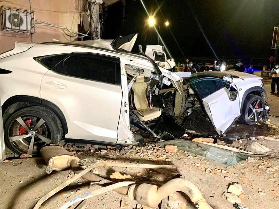 Nhiều phụ tùng của xe Lexus NX200t rơi ra ngoài, chẳng hạn như ống xả của xe Nhiều phụ tùng của xe Lexus NX200t rơi ra ngoài, chẳng hạn như ống xả của xe