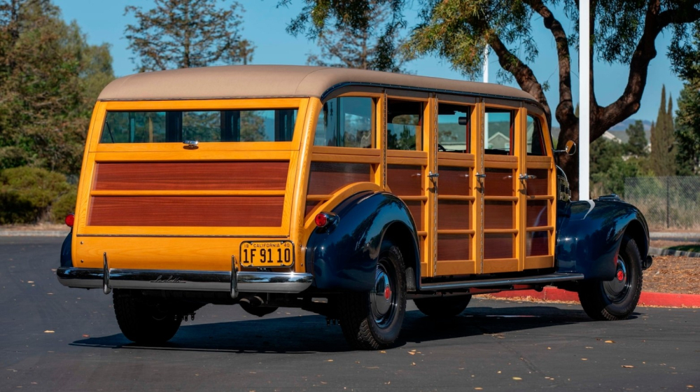 Phía sau của chiếc LaSalle Meteor 8 cửa 1940