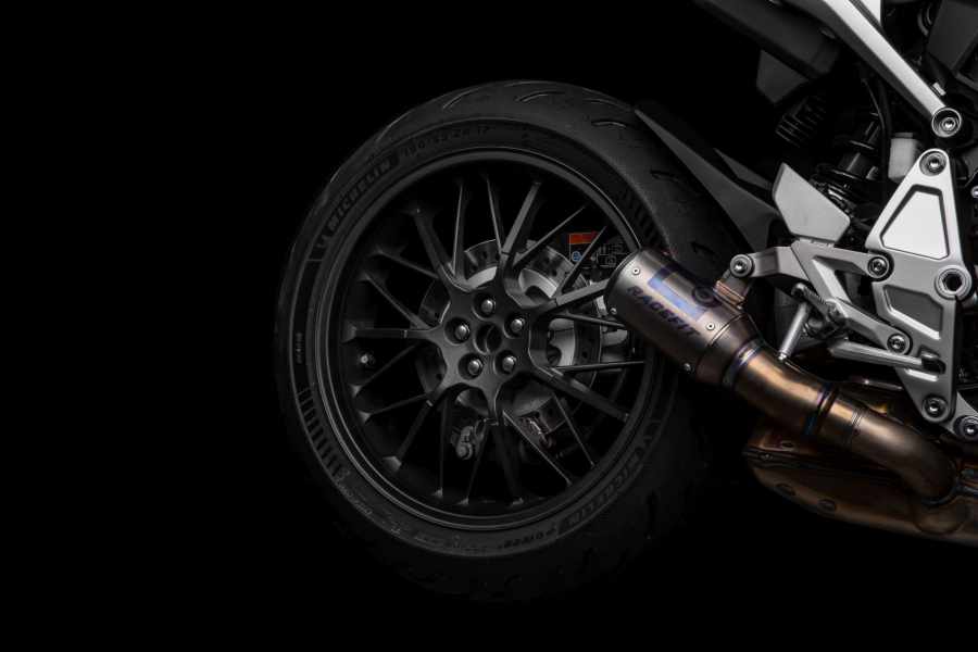 Lon pô độ trên Honda CB1000R phiên bản giới hạn Lon pô độ trên Honda CB1000R phiên bản giới hạn
