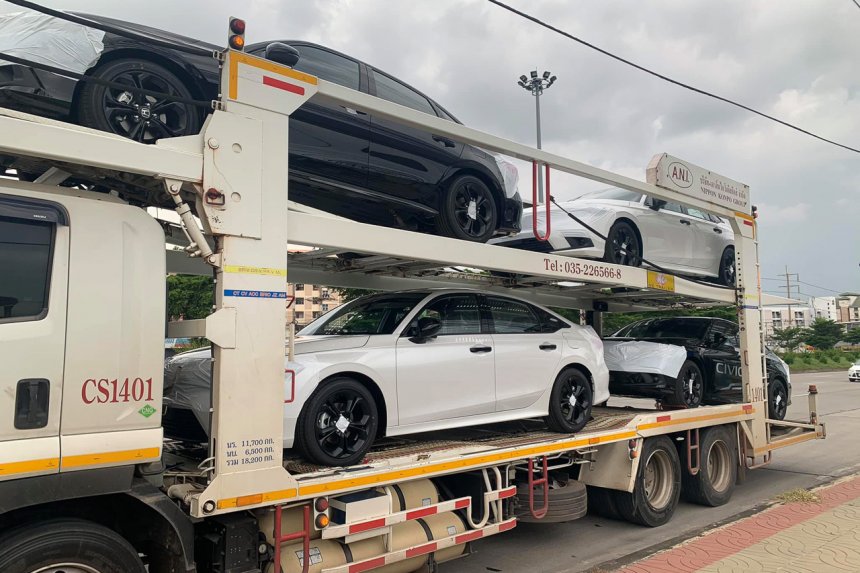 Những chiếc Honda Civic 2022 bị bắt gặp khi đang được vận chuyển trên đường phố Thái Lan