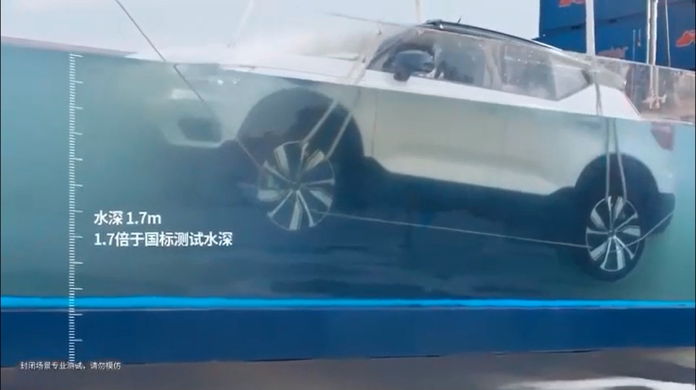 Chiếc Volvo XC40 Recharge được đưa v&agrave;o trong bể nước