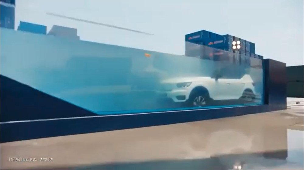 Chiếc Volvo XC40 Recharge bị ng&acirc;m trong bể nước 12 tiếng đồng hồ